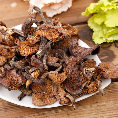 探访东北深山珍品 农家散装榛蘑的肉厚味鲜传奇